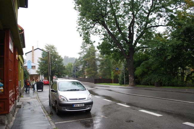 ペンションの前。