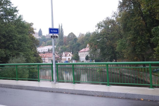 ヴルタヴァ側（モルダウ）がペンションの前を流れています。