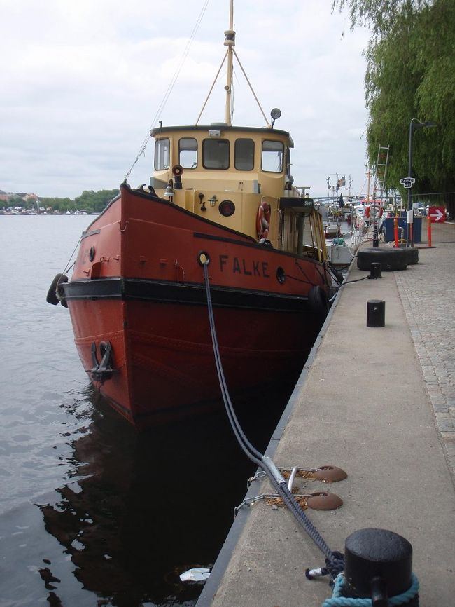 堤防につながれた船を眺めながらぷらぷら歩いていくと・・・