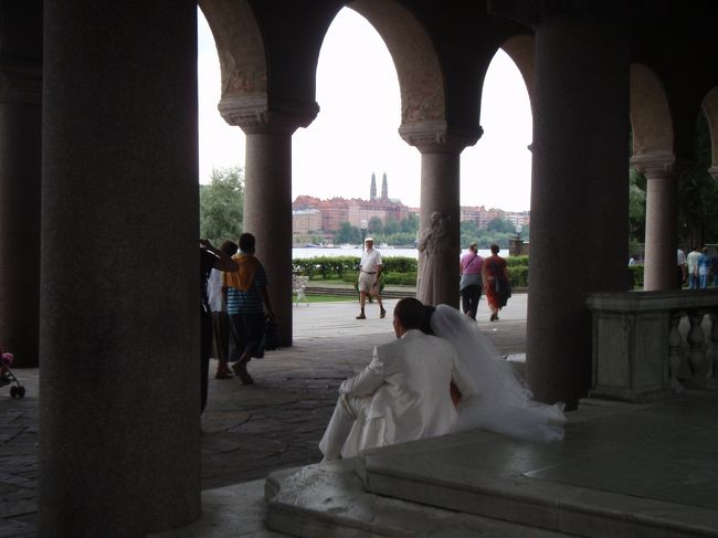 市庁舎の中庭では結婚式の写真を撮影しているカップルが・・・