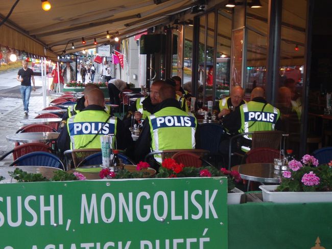 ちょうど昼時、ポリスもご飯中。