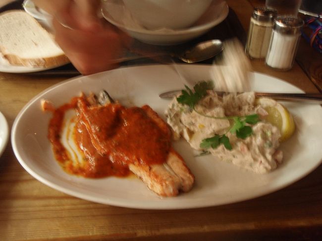 昼ごはんはサーモンのトマトソースがけとフィッシュスープ。激ウマ！