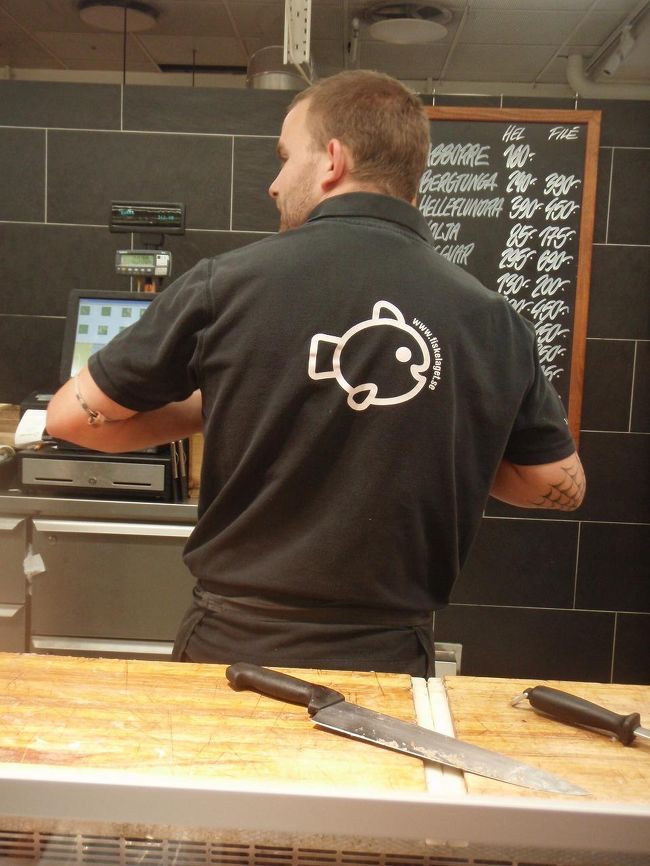 ランチをとった食堂の向かいの魚屋さん。<br />Ｔシャツの背中の柄が面白かったので撮らせてもらいました。