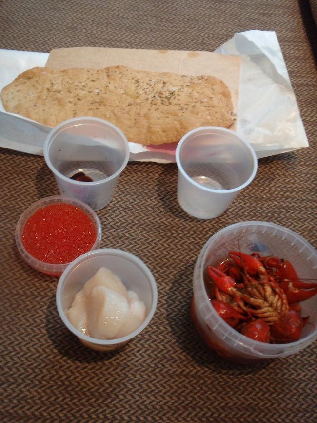 その魚屋で買ってきたおかずで夕食。<br />左から、いくら、ホタテ、ザリガニ。<br />それから後ろにあるのがデパートで買ってきた魚のフライ。<br />しめて約5千円なり。<br /><br />ところが、あまりにも生臭くてほとんど捨てる事に・・・<br /><br />これが最後の食事とは・・・