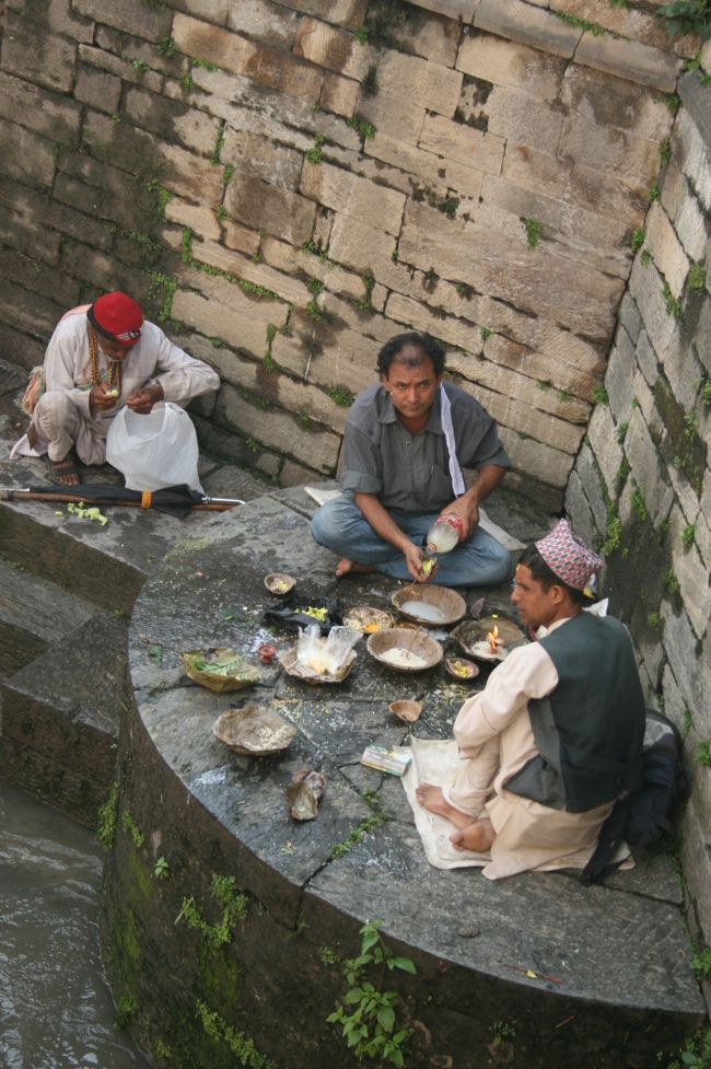 パシュパティナート/Pashupatinath<br />お祈り中