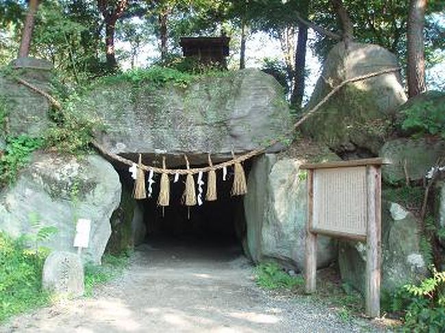 散策していくと、洞窟が！<br />八面大王が最後に立て篭もったほこらです。<br /><br />ここに佇む八面大王は、大王農場の守護神でもあり、安曇野を守った、勇士でもあります。