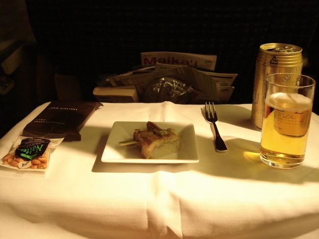 成田-ハワイは夜便なので楽ちんです。<br /><br />乗り込み早速YEBISU。<br />ハワイ行ったら日本のビール飲めなくなるし！<br /><br />