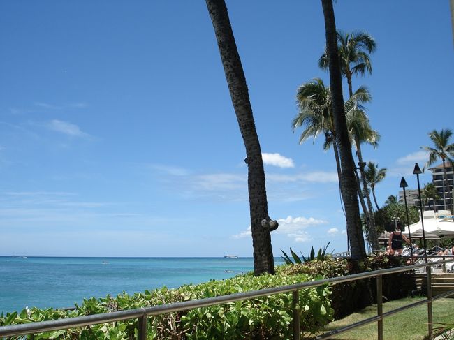 友達より一足先にハワイに到着〜！<br /><br />空が青い！海も青い！空気がうまい！！<br /><br />お昼にホテルに着いたけどチェックイン出来るのは15時…。<br />荷物だけフロントに預けてお散歩へ。