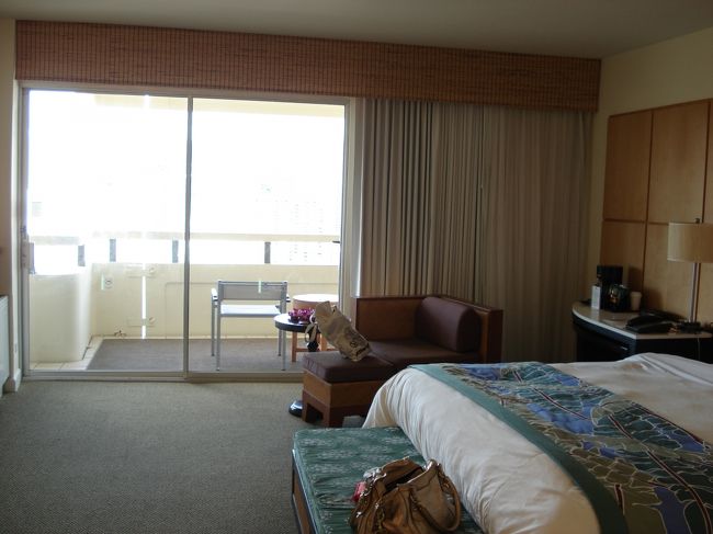 友達はハレクラニにお部屋を取っていたけど、あそこは全室禁煙なので却下。<br />部屋で吸えないのは苦しすぎる。<br /><br />せっかくだから泊まったことのないホテルにしたかったけど、ハレクラニからのアクセスを考えて一番近くのシェラトンに。<br /><br />