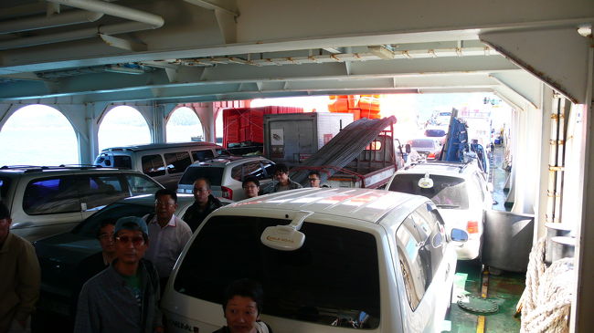 車と車の狭い間を客席へ向かいます。<br />車は約１５台位乗せていました。<br />