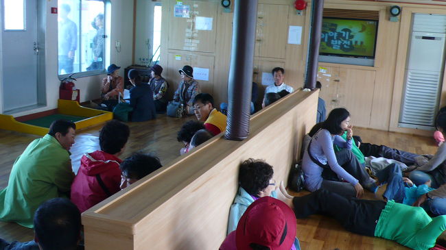 客室はオンドル式の暖房が入っていました。<br />座ると熱い位ですが、気持ちよく寝てる方も居られました。