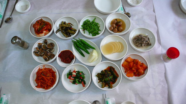 お昼時間となりましたので、港近くの食堂へ歩いて５分。<br />まずは韓国独特の小皿の料理？<br />４人分ですが、無くなれば無料で追加されます。<br />私の食べられるものは３皿分だけでした。<br />