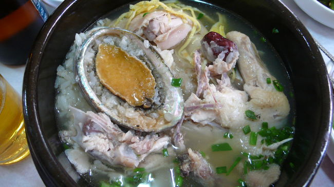 今日の昼食は、あわび入りサムゲタンです。<br />きれいに出てきたのですが、あわびを出すために、砕きました。ゴメン。
