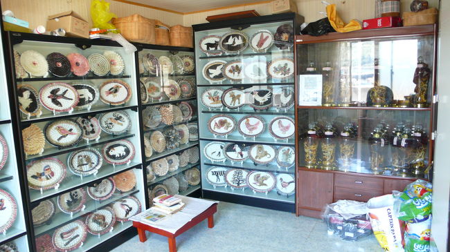 お家の中には、沢山の貝殻細工の作品が飾られていました。