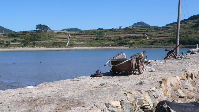この桟橋も撮影場所の１つ。<br />かすかに丘の上にドラマの家が見えています。<br />