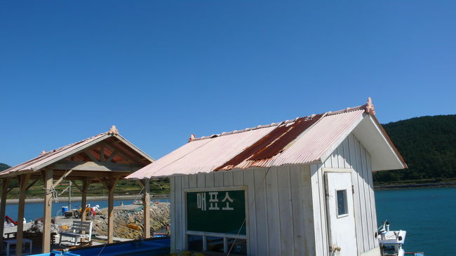 桟橋の切符売り場。<br />今は物置のようでした。<br />周りには漁具が散乱して汚い場所でした。
