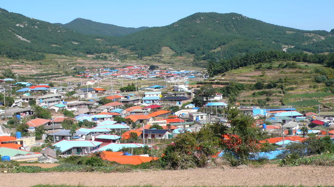 きれいに赤や青に塗り分けられた屋根の集落の眺め。<br />ここに住んでる女性ドライーバーによると、昔から屋根には、色を塗っていたそうです。<br />映画のために塗り直した事は無いとの事でした。