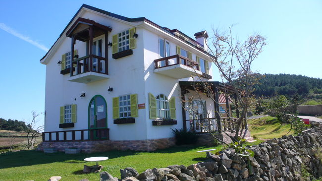 場所的には最高の位置、眺めも良し。<br />最悪は、土・日は管理人が居り、中の見学やコーヒーの販売も有るとの事でしたが、村の祭に出かけて不在。<br />皆さんガッカリ、折角遠くから来たのに。