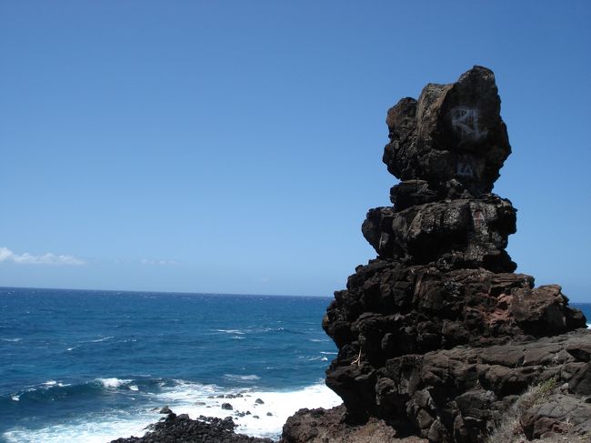 どーしても行きたかったハワイのヒーリングスポット、ペレの椅子。<br /><br />マカプウ岬にあります。<br /><br />火の神ペレが座ったとかなんとか。<br /><br />昨日から目が痛いと言っていた友達が触ったら治ったと！うっそーまじで？？<br /><br />駐車場に車を停めてから結構歩きます。<br />でも眺め最高〜。<br />