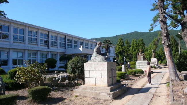 小学校です、高台に有ります。<br />静かで廃校かなと思いましたが、今日は土曜日でお休みでした。<br />在校生は２０名位との事でした。