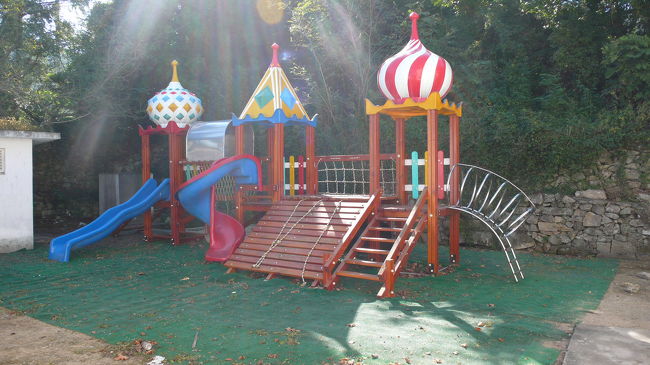 小学校の裏庭の遊具、休み時間に利用するのかな？<br />きれいでしたから最近設置したのかな？