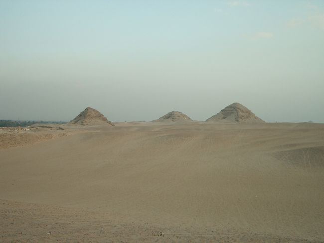 サッカーラはギザから11?。<br /><br />「ほんとにラクダなんかでいけるのかなぁ」<br />という不安は見事に適中し、約束の3時間がたっても何も見えてこない。砂漠砂漠砂漠。<br /><br /><br />『もう時間ないから帰ろう！』<br />『もうすぐ着くよ！帰りはラクダが走るから1時間で着くから大丈夫。』<br />『そっか。そういうものか。』<br /><br />『なんで初めて来たのに道分るの？』<br />『俺はエジプシャンだからだいたい分るんだよ。』<br />『そっか。そういうものか。』<br /><br /><br />かろうじて信用してた彼を信じられなくなったのはそれからまもなく。<br /><br />途中休憩所でお話してるとき、不意に私が発した日本語にちゃんと彼が英語で返してきた。<br /><br />『こいつ日本語分かるんだ！怪しい！やばい！早く帰らなきゃ！』<br /><br />でも今逃げても追っかけられるだろうし、変に行動してどっかに監禁されでもしたら。。。。<br />今はだまされてちゃんとカイロまで届けてもらった方がよいのでは。<br /><br />そうこうしているうちに4時間たち、お尻の痛みも最高潮になってきたころ、<br />なんだか崩れかけのピラミッドが見えてきた。<br /><br />『ここの入場料は250LE(4500円)だからあとで払わなくてはいけないよ。一緒に払おうね。』と。<br /><br /><br />高い！高すぎる！やっぱり悪いひとだったんだ！！！<br />そんな訳無いからぜったい払わない！と言うと<br /><br />『ここは特別な場所だから高いんだ！何度も言ってるだろ。(めっちゃ怒った感じで)もう入ってしまったから払うしかないよ。俺だって払うんだからお前も払え。』<br />と、人が変わったようにファッキンファッキン連発してる。超こわ〜＞＜<br /><br /><br />もういい。。。早く帰りたい。。。<br /><br /><br />結局2人で(グルかと思われる男に)お支払い。<br />ついでになぜかここでラクダ代もお支払い。<br />その後、休憩と称して部屋に入ってったからキャッシュバックされてるんだろうなぁ。<br /><br /><br />街灯も何もない砂漠。<br />もうすぐ太陽もしずむ。。。<br />こわいよぅ。<br />近づいてくる何台ものバギーカーに連れ去れるんじゃないかとヒヤヒヤしなから、『ラクダくん。出来るだけ急いでくれ。』と祈る。<br /><br /><br />怖さを後押しするように、ハシーシ(大麻)の話が始まる。<br /><br />クスリ漬けはイヤーーーーーーーーーーーーーーーーーーーーーーーーーーーーーーーーーーー！！！！！<br /><br /><br />途中、砂漠からいったん道路にでる道があって、反射的に逃げることを決めた。<br />タクシーが後ろから来ていることを確認して後ろからラクダを飛び降りた。タクシーを止め乗り込む。<br />男も数秒後に気付きラクダを降りるが、<br /><br />『早く早く！車出して!！』<br /><br />運ちゃんも何かを察したのかすぐに発進してくれ、無事逃げ切った〜。<br /><br /><br />あ〜。疲れた。も〜ヤダ。<br /><br />宿で日本人とお話すると、別パターンでギザ駅で声かけられボッタくられたとのこと。<br /><br /><br />なるほど。みんな通る道なのね。<br /><br /><br /><br /><br />