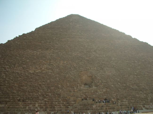 【10月29日】<br />リベンジ！ギザへ！<br />お尻と太ももの激痛がひどい。<br /><br />お昼は、人気店ｱﾌﾞ･ﾀｰﾚｸのコシャリ(3LE=54円)を食べ、<br />直接タクシーで向かう。(20LE=360円)<br /><br />ピラミッド達は思ったほど感動は無く、どちらかと言うと念願の場所に来れた〜という感動。<br /><br />でもほんとこの時代にこんなでっかいのを作ったっていうのはスゴイよね。<br /><br />世界の観光地だからしょうがないけど、ラクダの客引きがうっとうしい。<br /><br /><br />ラクダはもう一生分乗りました、って。<br />