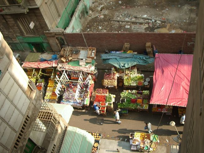 ギザから戻り、汽車の時間まで宿で休ませてもらう。<br /><br />宿の前は繁華街(スーク)になっており、パン屋やフルーツが軒をつらねる。現地の生活が垣間見れてまったく飽きない。<br /><br />店の前のパン屋の、アエーシフィーノ(コッペパン)は安くておいしくて大好き！