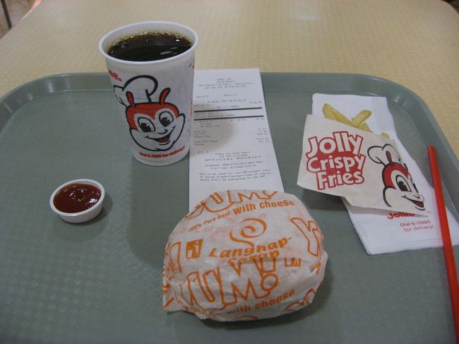 初めて食べる『Jollibee』<br />この後、何回もお世話になるとはこの時点では思いもしませんでした。