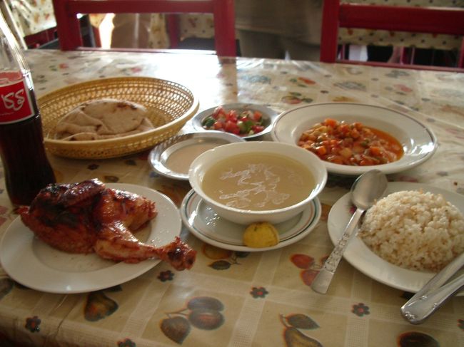 【10月30日】<br />なんとなくお昼ころつくような気がしてたら、着いたら14時頃。<br />お腹すいた〜。<br />歩き方に乗ってる駅前のご飯やさんに直行〜＝３<br /><br />チキンの定食(20LE)<br /><br />おいしかったです。<br /><br />明日はカイロで申し込んでおいたアブシンベルのツアーが朝早いので洗濯をしてから早めに就寝〜。