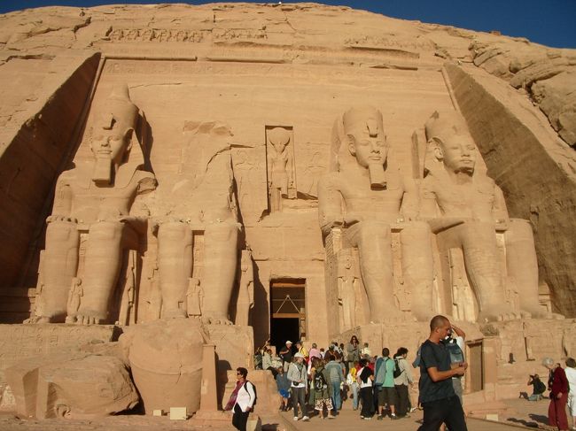 【10月31日】<br />朝3時ホテル発。<br />観光バスの軍団がいっせいにアブシンベルを目指す。<br /><br />うちらのバスは、20人乗り位のマイクロバスだったんだけど、<br />補助席を全部使って満員だった。<br /><br />4時間乗ってアブシンベル神殿到着。<br /><br />やっぱりすごかった。<br /><br />神殿自体もすごいけど、このでかい建造物を元あった場所からダムに沈んじゃうからって今の位置に移動させたっていうのがスゴイと思った。<br /><br />古代と現代の文明の結集ですね。<br /><br />帰り道仲良くなったフィリピン人が<br />「なんで一つの遺跡を見るためだけに片道4時間もかけるのか信じられない」<br />と言っていた。<br /><br />ほんとだね。<br /><br />でも見る価値あると思います。