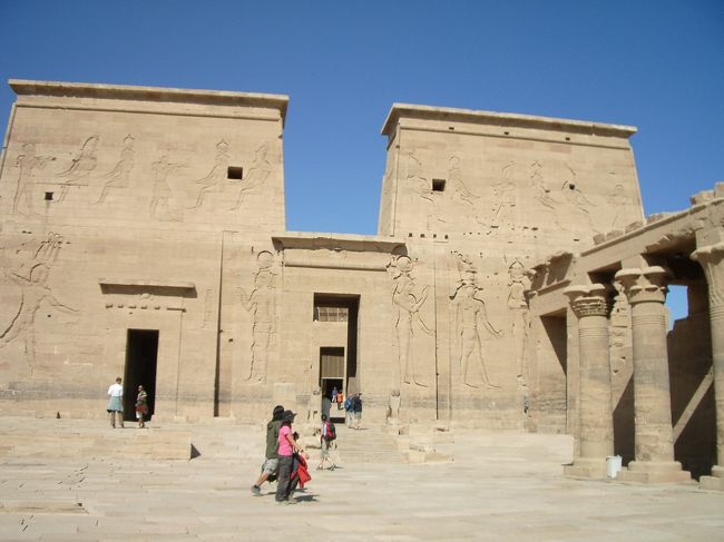 アスワンハイダム、イシス神殿を見学。<br /><br />仲良くなったフィリピン人が相当の写真好きらしく、取って取って♪攻撃にあい、いろんなポーズを繰り広げるので仕方なくカメラマンに徹す。<br /><br />正直あんまり楽しめませんでした。残念。<br /><br />(写真はイシス神殿)