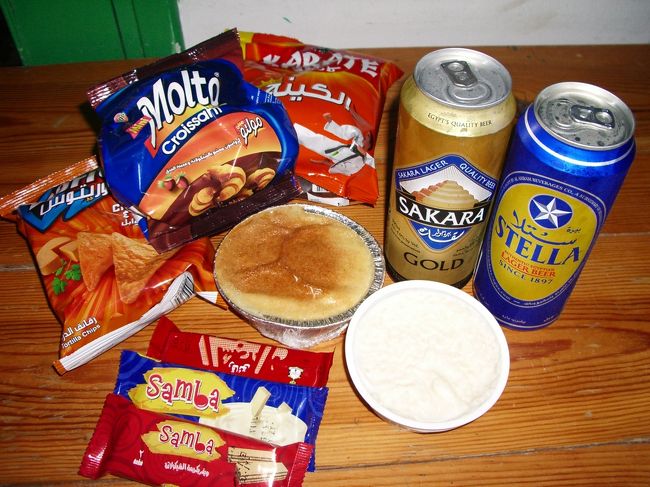 この旅初めてのビール！<br /><br />ショップの2階に一緒に泊まってた子と屋上で飲みました。<br /><br />夜景と海を見ながらのビールは最高！！！！<br /><br />左下の白いプリンみたいのは、たぶんロズ・ビ・ラバーンというお米のプリンです。<br />おいしかった。<br /><br />