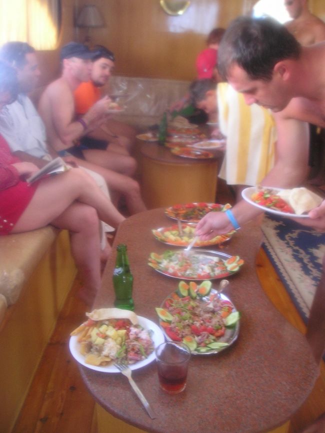 お昼はブッフェのエジプト料理が出ました。