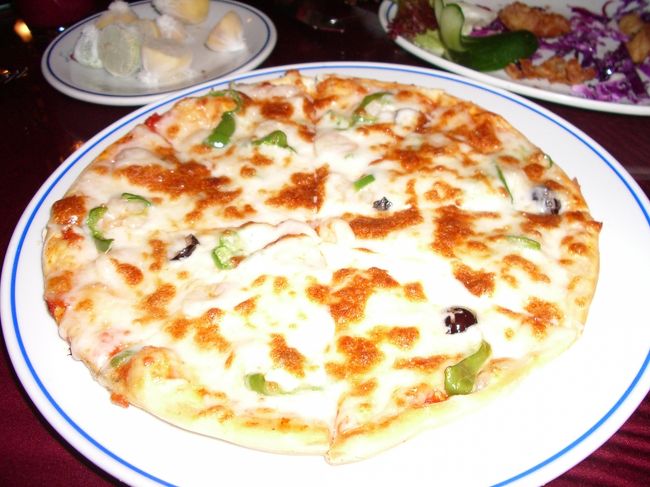 夜は、3日間お世話になったCちゃんと、同じくお客さんのN君と3人でスィガーラという隣町？にシーフードを食べに行きました。<br /><br />どれもおいしかったけど、このシーフードピザがちょーーーーーーーーーーおいしい♪<br /><br /><br />お腹いっぱい食べたけど、3人で2000円ほど。<br /><br />夜はN君に買い物に付き合ってもらい、お土産を購入しました。<br /><br />２人で値切りまくって、楽しかったな。<br />いい買い物が出来ました！