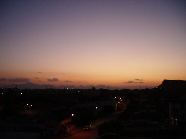 屋上から見える夕焼け。<br /><br />この景色大好きでした。<br /><br />子供も大人もみんな笑顔で、いい町だなぁっていうのが3日間の感想です。もっと滞在したかったな。<br /><br />子供達にもいっぱい遊んでもらいました。遊びすぎて服がちぎれました。<br /><br />船のスタッフもみんなイイ人でした。ほんとにみんなありがとうございました。<br /><br /><br />ぜったいまた来ますね！！