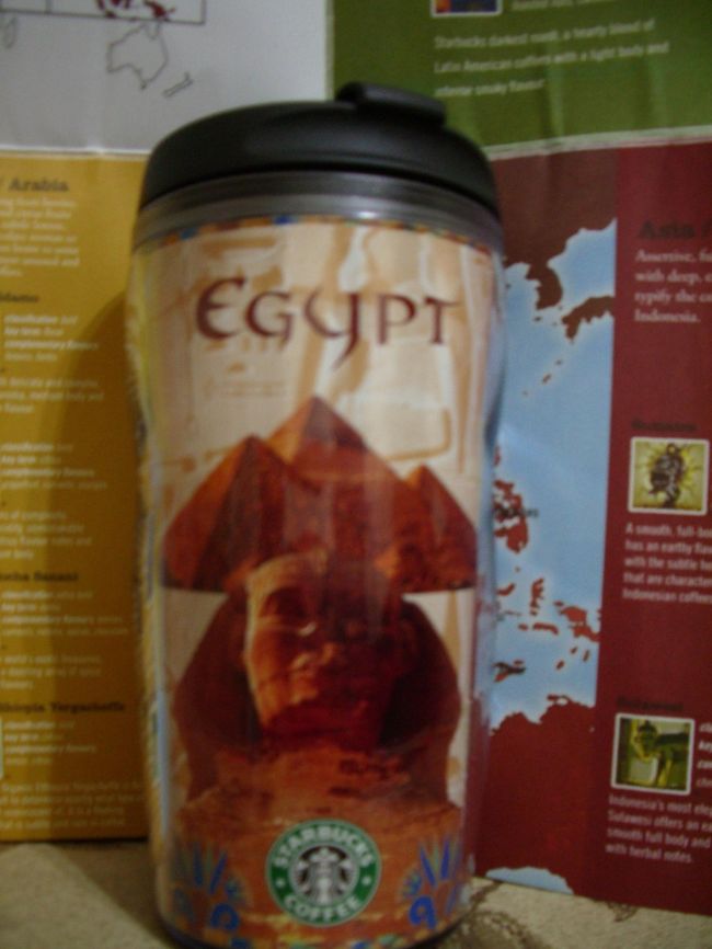 【11月6日】<br />夜行バスで帰ってきました。<br />バスの中は極寒、となりの人がかわいそうに思ったのかセーターを貸してくれたけど、まだまだ寒い＞＜<br />結局あまり眠れず。<br /><br />宿に帰ってお昼寝しました。<br /><br /><br />宿のオーナーにちらっとスタバのタンブラーのお話したら、もうカイロ市内には売っていないとのこと。<br />オーナーがいっぱい買って日本で1万円で売ったんだって〜。<br />あと2つ残ってるとのことで写真だけ撮らせていただきました。<br />ちなみに定価は65LE(1200円くらい)です。<br /><br />オーナーやるなぁ。