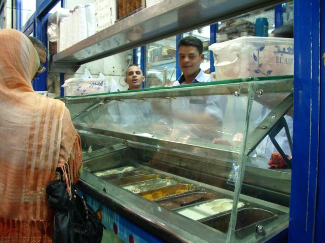 宿近くにある「アブド」というお菓子屋さん。<br />アイスが美味しくって何回かお世話になりました。<br /><br />中でレシートを買ってから、アイスと引き換えます。