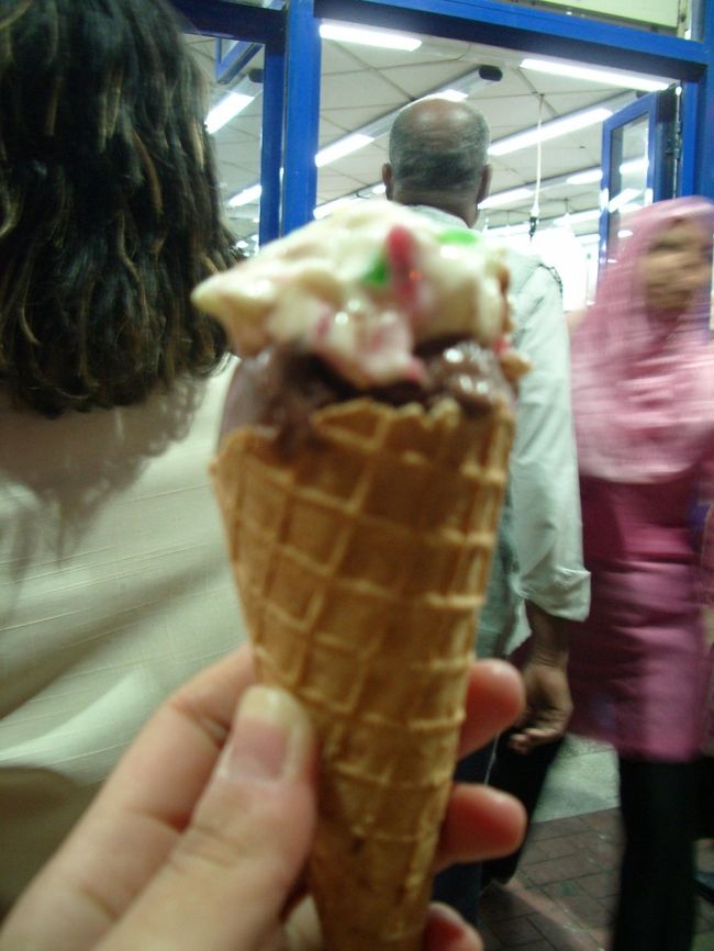 今日は、フルーツアイスとチョコレートで。<br /><br />他にはバニラとかマンゴーとかあるよ。<br /><br />これで2.5LE(=45円)！！安い！