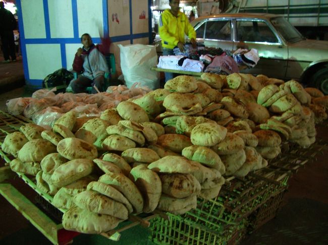 宿の前は、いろんな店が並んでます。<br /><br />こちらはアエーシ(エジプトの一番ポピュラーなパン)が並んでます。<br /><br />下の方までちゃんと売れるのかな。