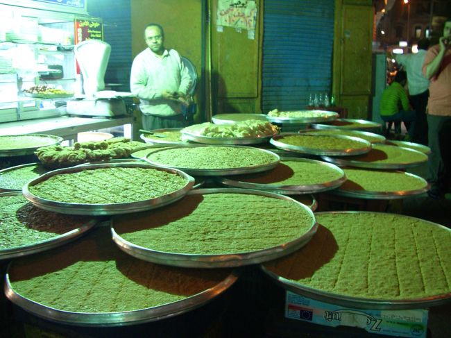 こちらはパスプーサ(パンケーキをシロップで漬けたもの)やコナーファ(ココナッツケーキ)<br /><br />甘いけど、不思議と結構食べれてしまう。