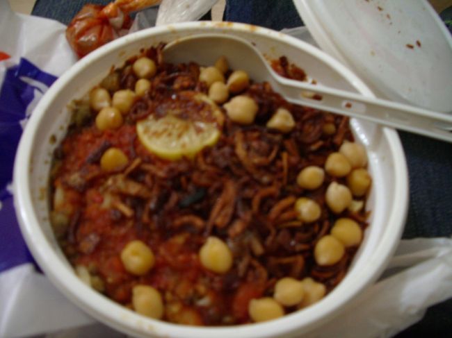 夕飯はコシャリにしました。<br /><br /><br />ちかくのオラービ広場にあるコシャリ屋で購入。<br /><br />小なのにこのボリューム！！<br /><br />安いけど毎日食べてたら確実に太るなぁ。<br /><br /><br />豆とカリカリのオニオンの食感がスキです。<br />