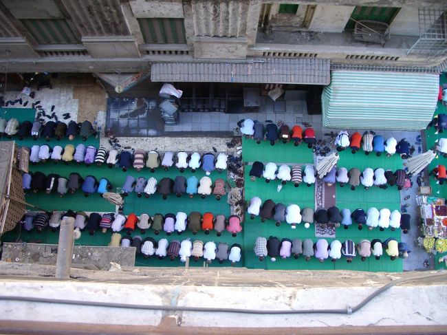 【11月7日】<br />今日はフライトまで暇なので、博物館に行ってから待ち歩き。<br /><br />昼頃から、みんな歩道や道にシートを敷いてお祈りが始まった。<br />なんだか道を歩くのが大変になり宿に戻る。<br /><br /><br />金曜日はイスラムの休日。<br />ムスリム(イスラム教の人)は一日5回礼拝をするらしいんだけど、特に金曜のお昼の礼拝は一番大きいらしい。<br /><br />ずっと見てたけど、30分以上礼拝をしてました。(メインは最後の5分くらいらしいんだけど)<br /><br />上から眺めるのが申し訳ないくらい神秘的な風景でした。なんか感動しました。<br /><br /><br />こうやってみんな日常の一部にお祈りの時間があり、感謝の気持ちを忘れずに生きるんだなぁって。<br /><br /><br />最後にこの風景を見れて良かったと思えました。<br /><br /><br />