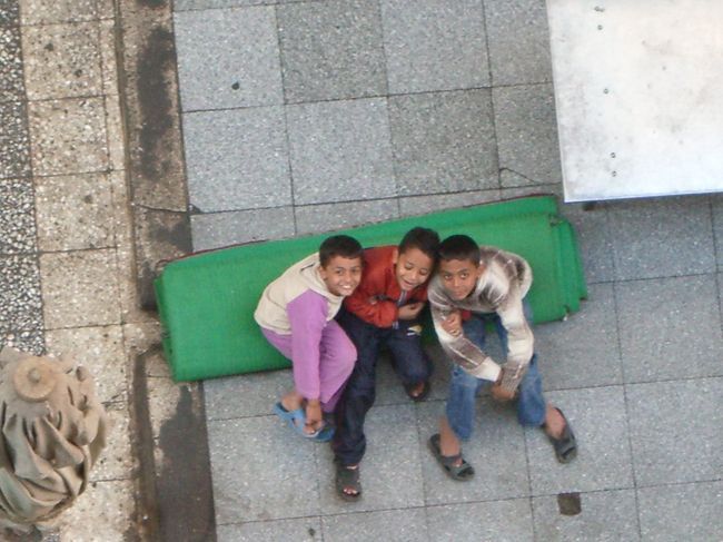 上から見てると、子供達が<br />｢ヤーバニー(日本人)が見てるぞ〜｣<br /><br />カメラを向けるとちゃんとポーズ。<br /><br />お祈りのマットを片付けてました。<br /><br />ハイハイ！ちゃんと仕事しようね〜