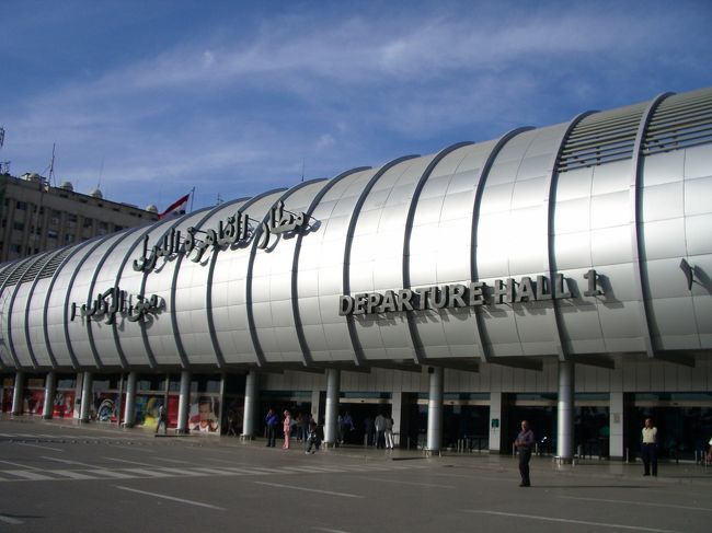 あ〜。ほんとに帰るんだなぁ。さみしいな。<br /><br /><br />町の壊れかけの建物達とはうって変わって、空港はなんて近代的な建物！？<br /><br />来るときは深夜だったから分んなかったけど、これはスゴイ！とパチリ。