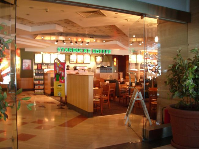 空港の中には、スタバも！<br /><br />やっぱりタンブラーはありませんでした。<br /><br /><br />帰りの飛行機では、ガーナの人とお友達になりました。カカオ豆で出来たネックレスを頂きました。さすがカカオの国！<br />旅行は出会いがいっぱいだね〜。<br /><br />いや〜エジプト楽しかった。<br />また来るね〜。