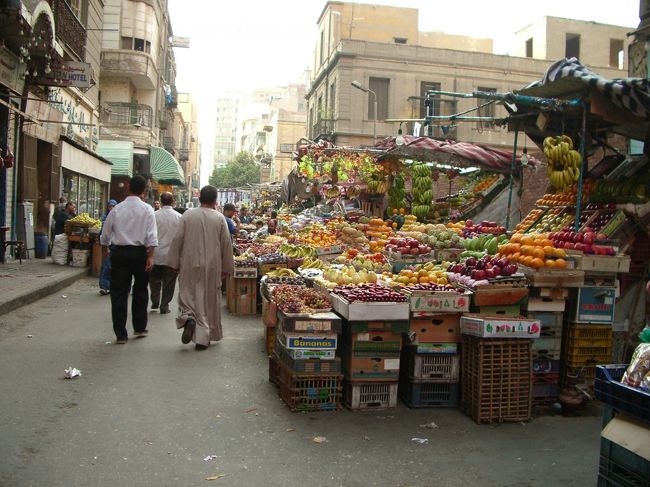 フルーツがいっぱい！<br />にぎやかな宿前のスーク。