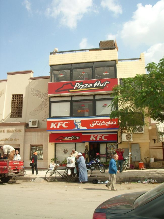 ありましたよ〜。<br />スフィンクスが見つめる、ケンタッキー！