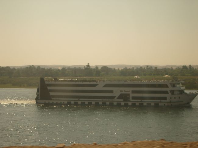 世界の車窓から、アスワン編。<br /><br />豪華ナイルクルーズの船がいっぱいいました。<br />次回はコレだなぁ。