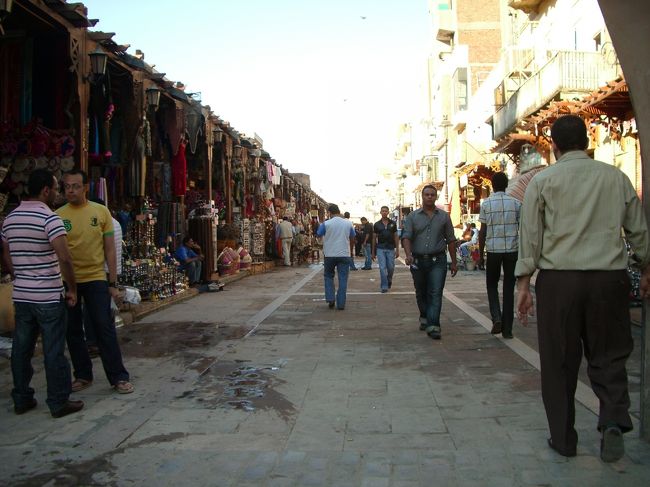 アスワンのスーク。<br />安いと有名らしいけど、荷物になるから何も買わず。